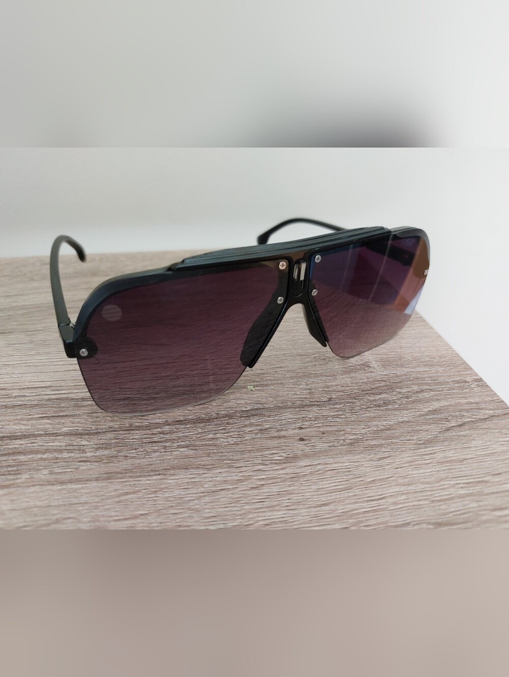 Men's Black Aviator-Style Sunglasses with Gradient Purple Lenses